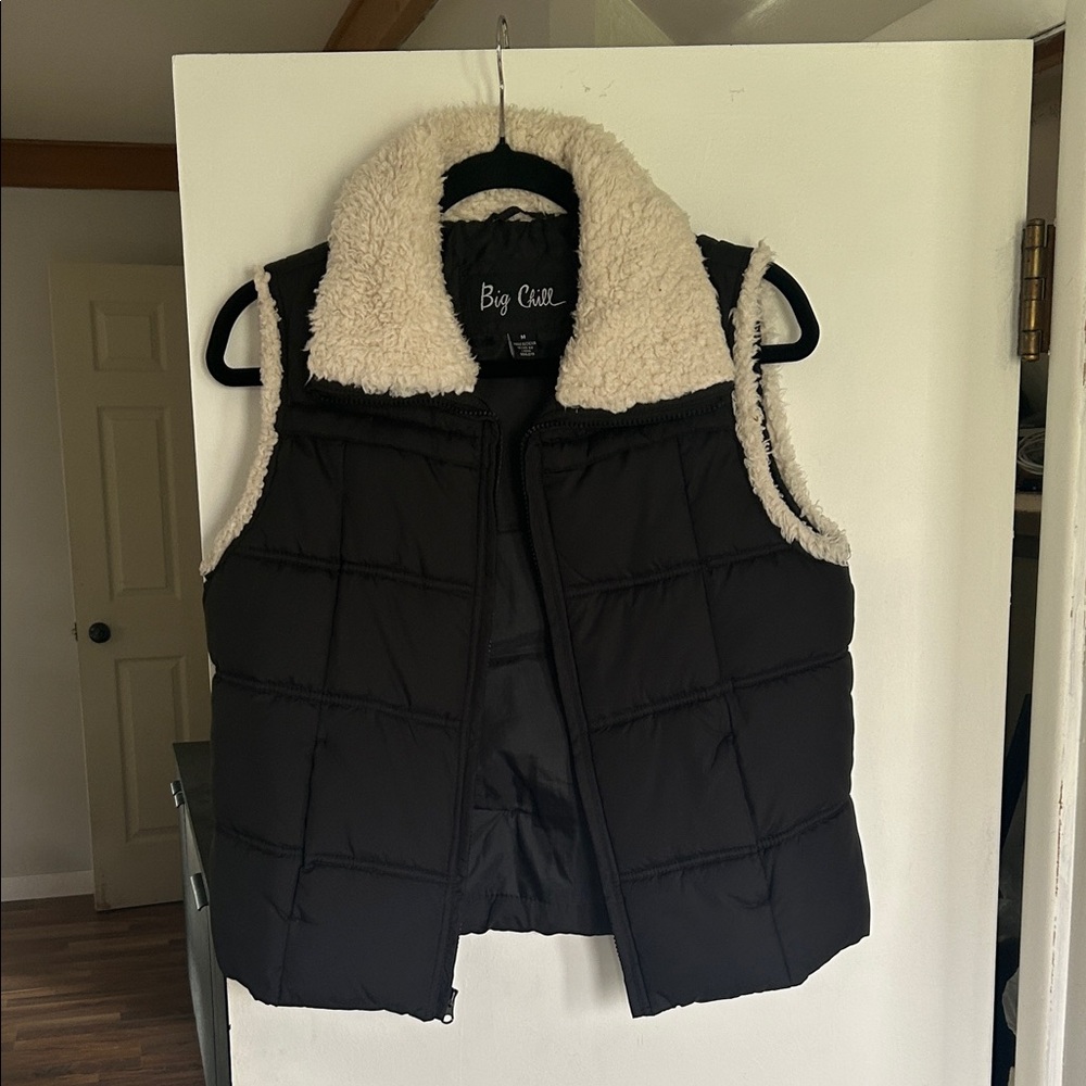 Big Chill Black Vest with Cream Sherpa Collar